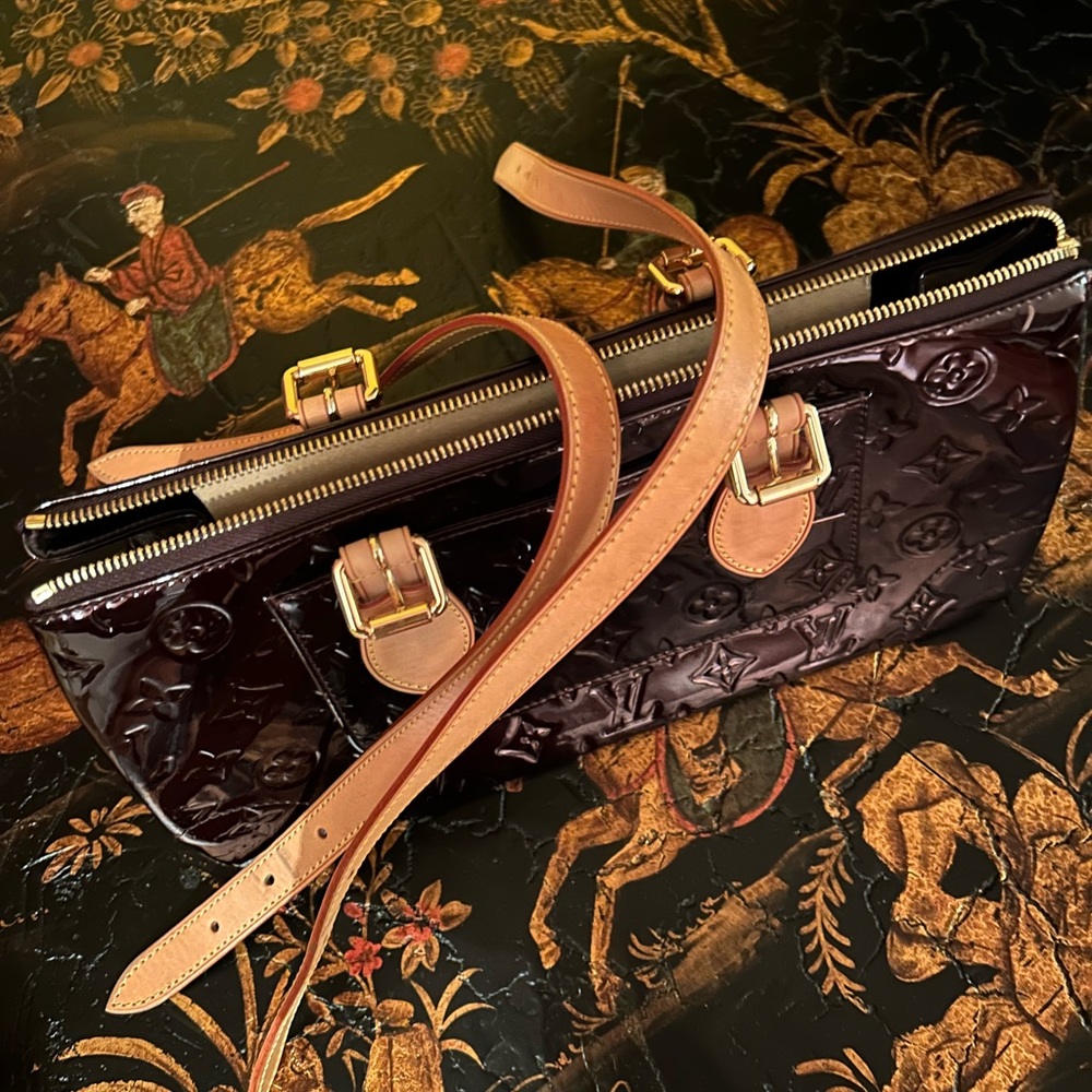 Very well condition LV bag, the belt are well kept in the bag as you see.